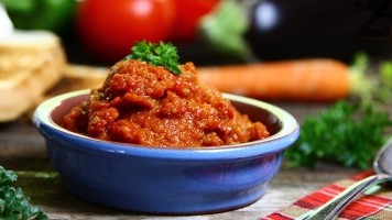 Традиционна лютеница с печени чушки и домати